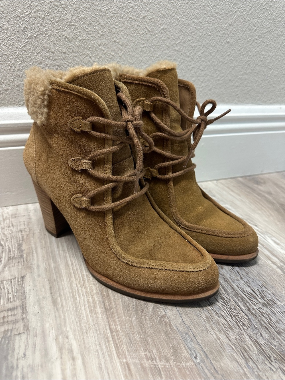 UGG Analise Suede Lace Up Ankle Bootie Stacked Heel Shearling lined SZ 8